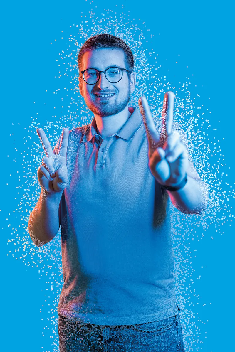 Mann zeigt mit Händen Peace Zeichen und lacht für Imagekampagne