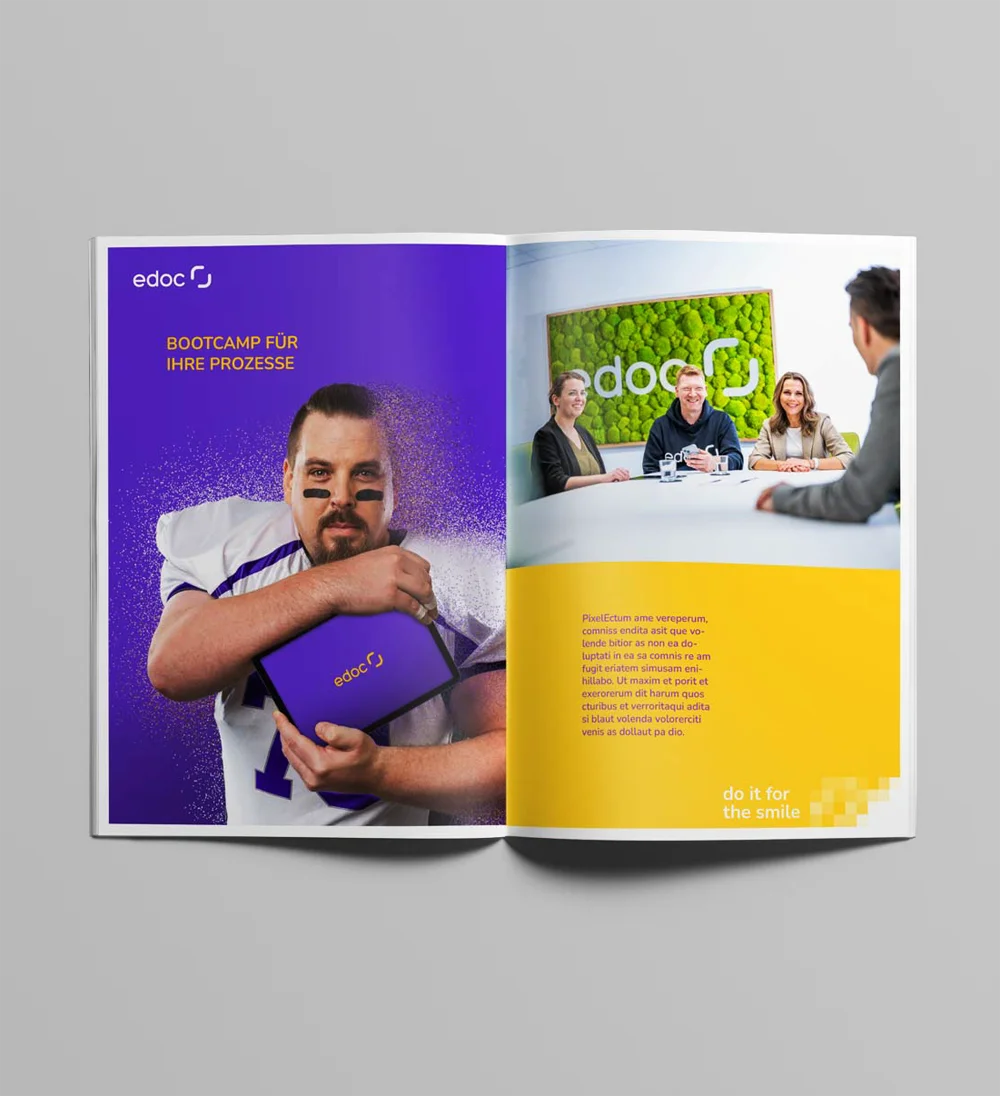 Aufgeschlagene Zeitschrift und man sieht Imagekampagne mit Bild von einem Football-Spieler und Text