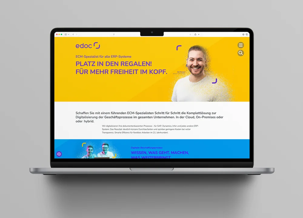 Geöffneter Laptop und Display zeigt neue Website