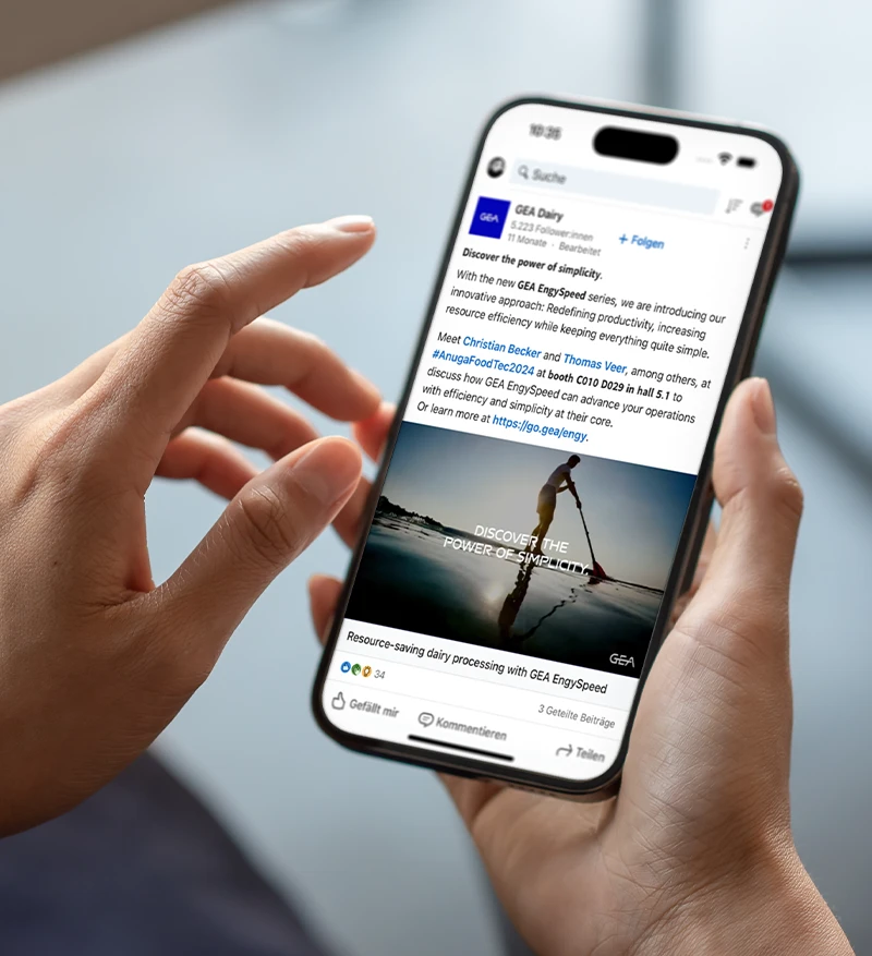 Blick auf Hände, die smart phone halten, man sieht social media Auftritt auf dem display