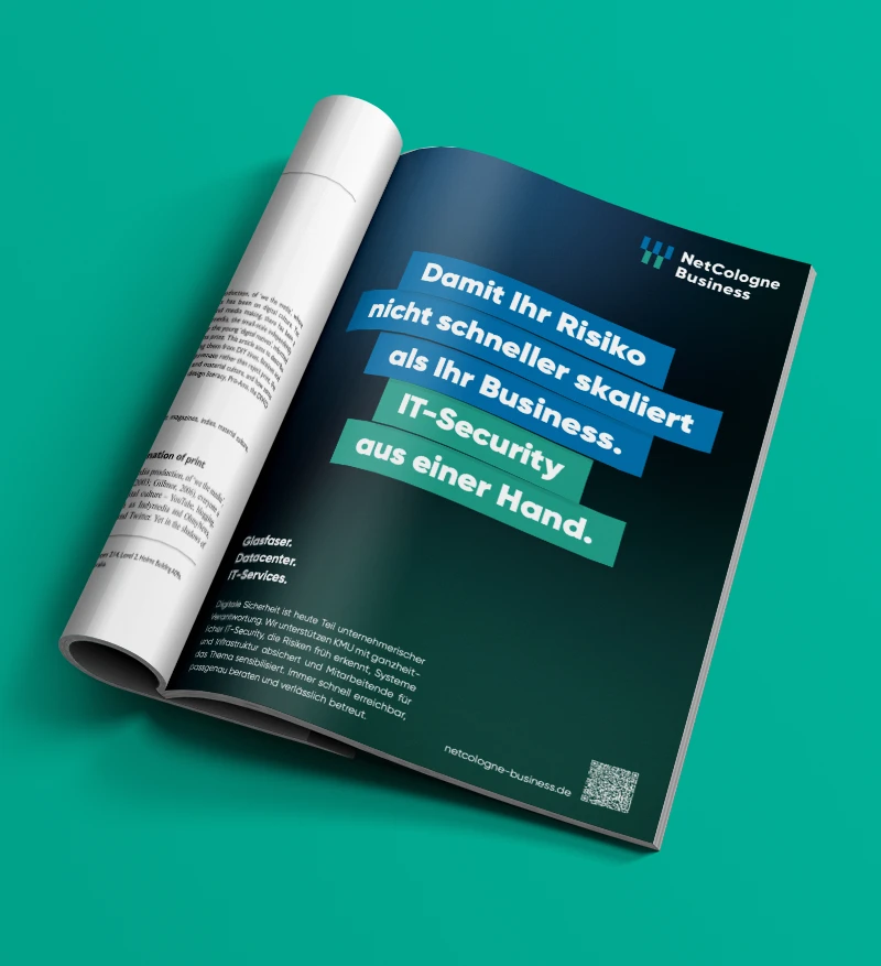 Offen liegende Zeitschrift mit einem Slogan zum Markenrelaunch