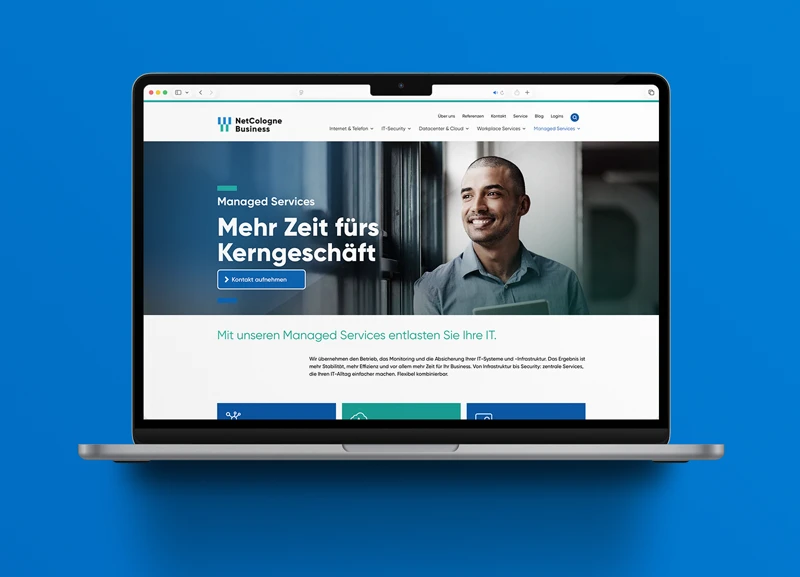 Offener Laptop und Display zeigt neuen Webauftritt