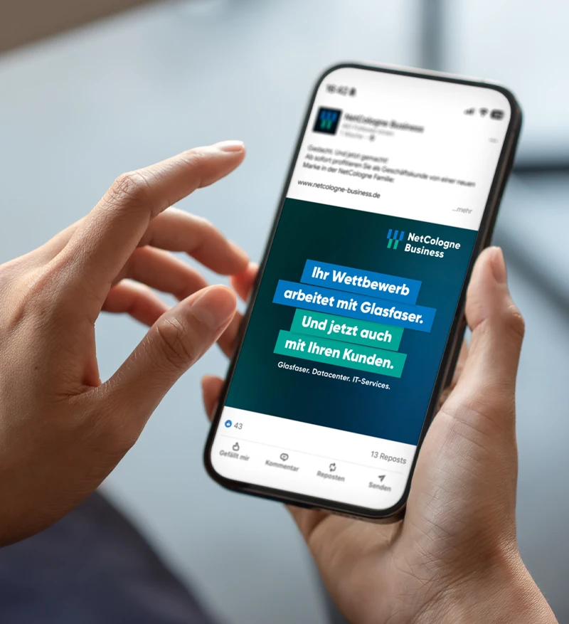 Blick auf Smartphone mit Online Anzeige