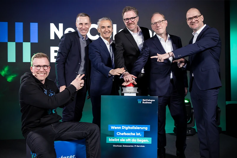 Mehrere Personen drücken gleichzeitig auf einen Buzzer auf einer Bühne für den Markenrelaunch
