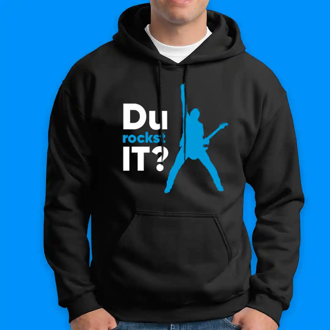 Mann trägt Sweatshirt mit Kampagnen-Aufdruck