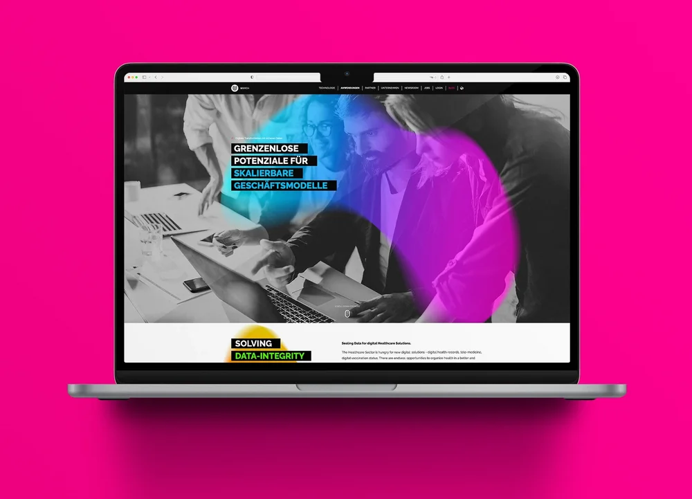 Laptop geöffnet und neue Website